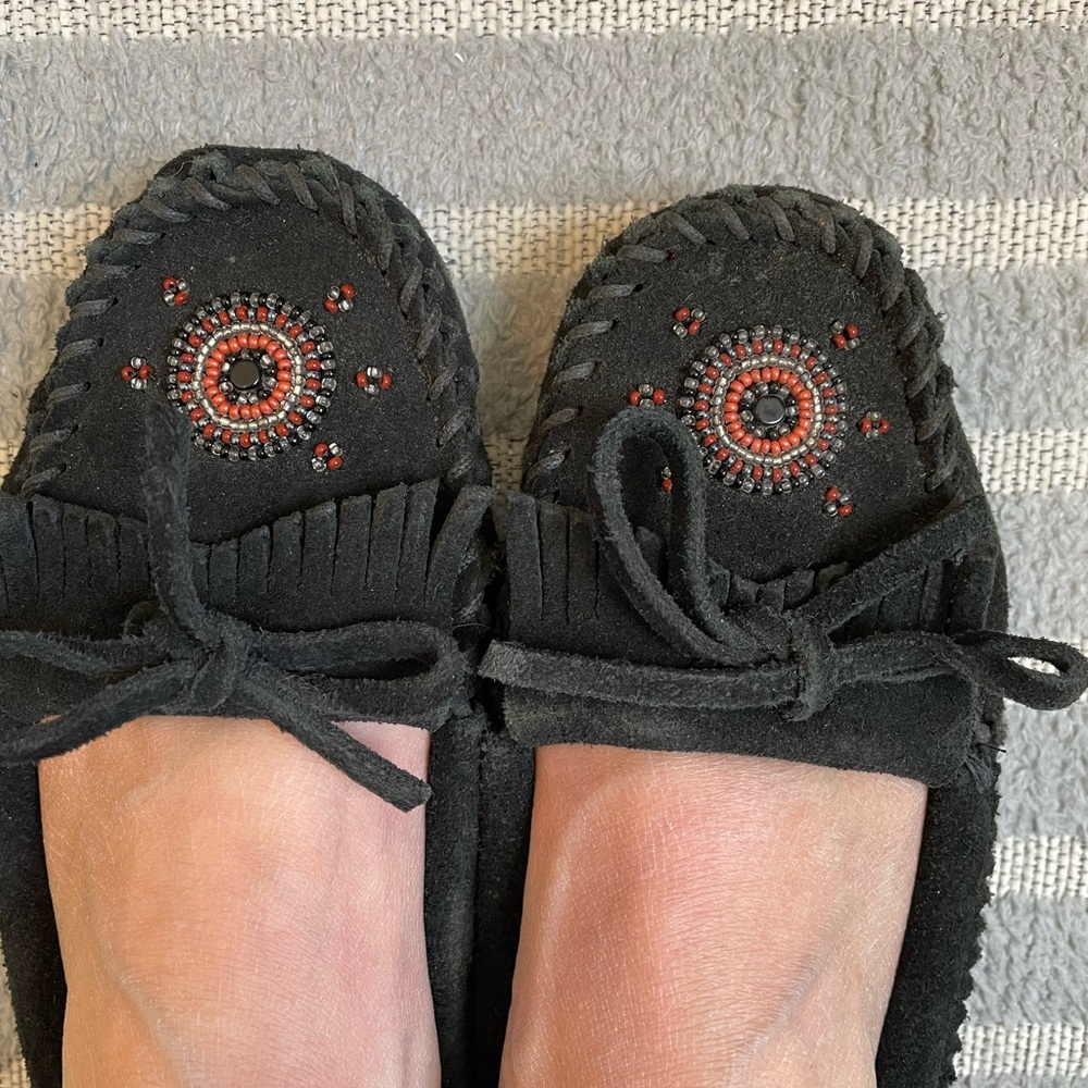 Minnetonka Black Suede Beaded Ballet Moccasins • Women’s 7